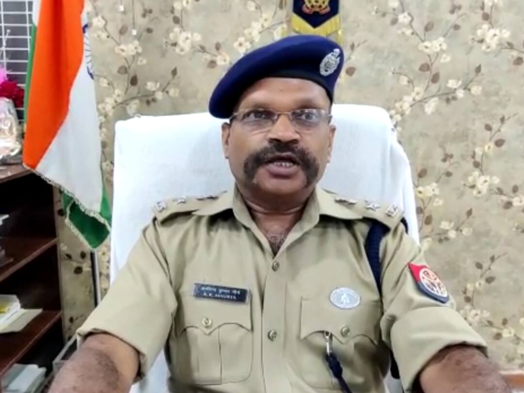 Shravasti Crime: श्रावस्ती में ग्रामीणों ने बिजली के खंभे से बांधकर चोर को जमकर पीटा, दी तालिबानी सजा Shravasti News Villagers thrashed a thief fiercely by tying them to an electric pole ANN Shravasti Crime: श्रावस्ती में ग्रामीणों ने बिजली के खंभे से बांधकर चोर को जमकर पीटा, दी तालिबानी सजा