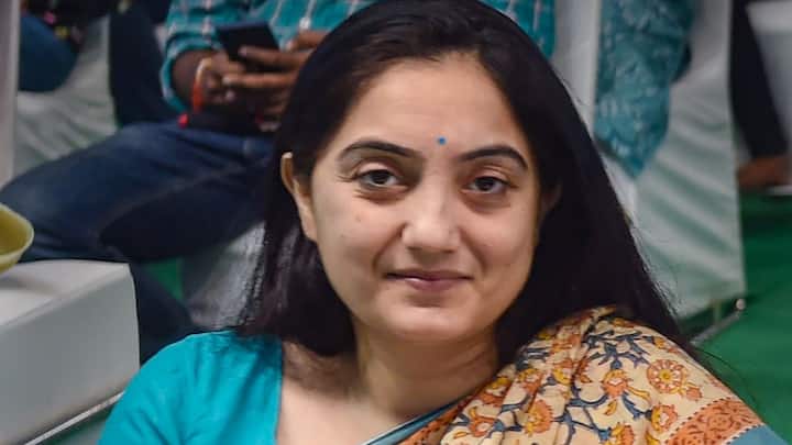 বিজেপি নেতার মন্তব্যের জেরে ঘরে-বাইরে প্রবল চাপে ভারত সরকার। একটি অনুষ্ঠানে মহম্মদকে নিয়ে মন্তব্যের জেরে শুরু হয়েছে বিতর্ক। গোটা ঘটনার সমালোচনা করে দলের নেতাদের বিরুদ্ধে কড়া ব্যবস্থা নিয়েছে বিজেপি। যদিও তাতে পরিস্থিতি ঠান্ডা হয়নি। এই ঘটনার পর দলের মুখপাত্র নুপূর শর্মাকে সাসপেন্ড এবং আর এক নেতা নবীন জিন্দলকে বহিষ্কার করেছে বিজেপি।