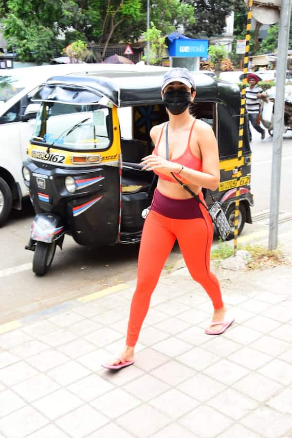 Malaika Arora Photos: जिम आउटफिट में कहर ढाती दिखीं मलाइका अरोड़ा, टोंड फिगर को फ्लॉन्ट करती नज़र आईं एक्ट्रेस
