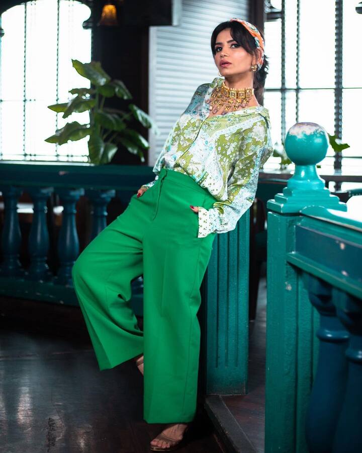 प्रिया आहूजा रियल लाइफ में काफी ग्लैमरस हैं और वो अपने लुक्स के संग कुछ नया एक्सपेरिमेंट करना कभी नहीं भूलती हैं. ऐसा ही कुछ एक बार फिर से देखने को मिला है.