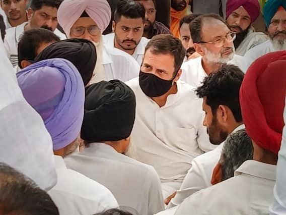 Photos: सिंगर मूसेवाला के घर पहुंचे राहुल गांधी, पिता को लगाया गले, हाथ जोड़ दी मूसेवाला का श्रद्धांजलि