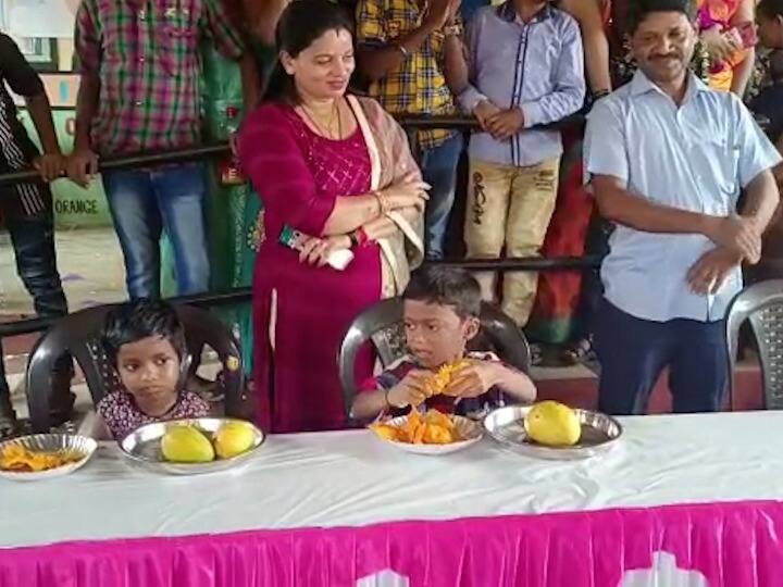 आंबा खाणं प्रत्येकाला आवडतं. आता आंबे खाण्यासाठी चक्क स्पर्धा भरवण्यात आली.