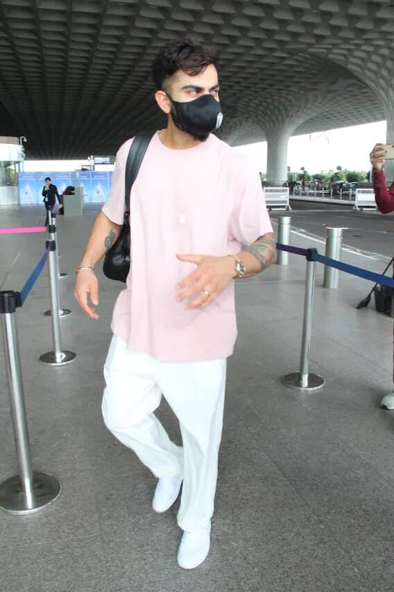 બીજી તરફ વિરાટ કોહલીના લુકની વાત કરીએ તો તેણે સફેદ ટ્રાઉઝર સાથે બેબી પિંક કલરનું ટી-શર્ટ પહેર્યું હતું. વિરાટ આ લુકમાં હંમેશની જેમ કૂલ લાગી રહ્યો છે. તેણે ફોટોગ્રાફર્સને હસાવતા પોઝ પણ આપ્યા હતા.