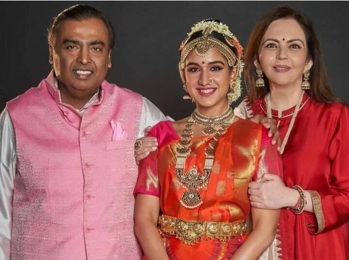વાસ્તવમાં રાધિકા મર્ચન્ટને 'મિલેનિયમ ઈન્ફ્લુએન્સર' તરીકે ઓળખવામાં આવે છે.અહેવાલોનું માનીએ તો અંબાણી પરિવાર વતી રાધિકા મર્ચન્ટની આરંગેત્રમ સેરેમનીનું આયોજન કરવામાં આવ્યું હતું. હવે તમે વિચારતા હશો કે આરંગેત્રમ કોને કહેવાય?  જ્યારે ભારતીય શાસ્ત્રીય નૃત્ય અને સંગીતનો વિદ્યાર્થી પ્રથમ વખત પદવીદાન સમારોહમાં સ્ટેજ પર પરફોર્મ કરે છે ત્યારે તેને    આરંગેત્રમ કહેવામાં આવે છે.અહેવાલોનું માનીએ તો રાધિકા મર્ચન્ટે મનીષ મલ્હોત્રાનું કેલેકશન કેરી કર્યું હતું.  તેણીનો ખાસ દિવસ. કલેક્શન પહેરવામાં આવ્યું હતું. લીલી અને ગુલાબી સાડીમાં ગજરા પહેરેલી, ગળાહાર અને માંગ ટીકા, કપાળ પટ્ટી સાથે હેવી જ્વેલરી પહેરેલી, રાધિકા મર્ચન્ટનો લૂક ખૂબ જ આકર્ષક લાગતો હતો. તેનું ડાન્સ પર્ફોમન્સ પણ શાનદાર હોવાથી નૃત્યા કલાએ પણ ચર્ચાંમાં છે