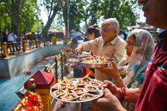 Kheer Bhawani Mela: टारगेट किलिंग की घटनाओं के बीच जम्मू-कश्मीर में माता खीर भवानी उत्सव, कश्मीरी पंडितों ने की पूजा-अर्चना