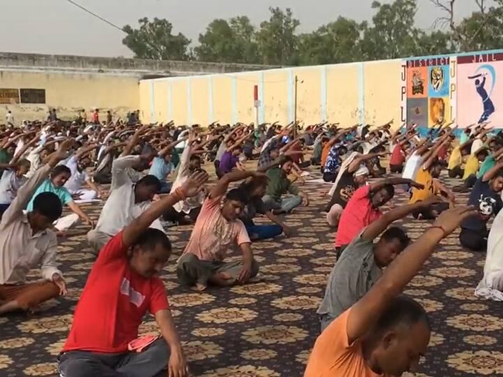 Meerut District Jail perform Yoga during camp organised by Administration inside the jail premises to keep them healthy Watch: मेरठ जेल की अनूठी पहल, कैदियों को स्वस्थ रखने के लिए कराया जा रहा है योग