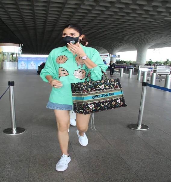 આજ અનુષ્કા શર્મા અને વિરાટ કોહલી મુંબઇ એરપોર્ટ પર સ્પોટ થયા. બંનેએ એક એરપોર્ટના ફોટો સોશિયલ મીડિયા પર શેર કર્યા છે.