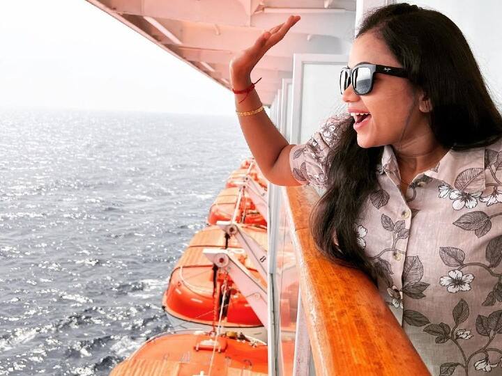 VJ Manimegalai poses as Titanic Rose from the luxury cruise cordelia Watch Video: சொகுசுக் கப்பலில் டைட்டானிக் ரோஸாக மாறிய விஜே மணிமேகலை! - வீடியோ வைரல்
