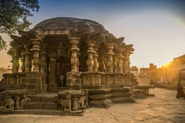 कोपेश्वर मंदिर, खिद्रापूर  कोपेश्वर मंदिर हे महाराष्ट्राच्या कोल्हापूर जिल्ह्यात शिरोळ तालुक्यामधील खिद्रापूर या गावी असलेले महादेवाचे एक प्राचीन शिलाहार शिल्पस्थापत्यशैलीचे दगडी मंदिर आहे.