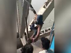 Bihar News: कटिहार-बरौनी रेल रूट पर चलती ट्रेन से झपट्टा मार गिरोह का 'लाइव लूट', Video देखकर सहम जाएंगे आप