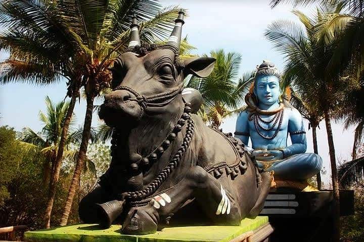 कणेरी मठ हे कोल्हापूरपासून 12 किलोमीटर अंतरावरचे एक गाव आहे. या गावात एक सिद्धगिरी नावाचे वस्तुसंग्रहालय आहे. शहरीकरणामध्ये लुप्त होऊ पहात असलेल्या ग्रामीण जीवनशैलीचे मूर्तिमंत नमुने येथे उभे केलेले आहेत.
