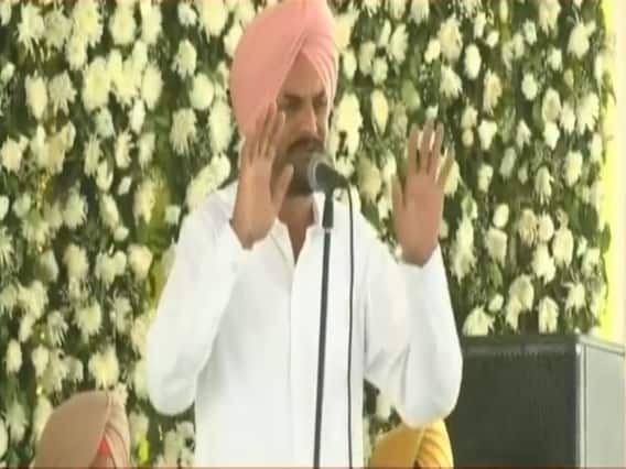 'अंतिम अरदास' में भावुक हुए Sidhu Moose Wala के पिता, बेटे के चुनाव लड़ने की इच्छा बताते हुए कही यह बड़ी बात 'अंतिम अरदास' में भावुक हुए Sidhu Moose Wala के पिता, बेटे के चुनाव लड़ने की इच्छा बताते हुए कही यह बड़ी बात