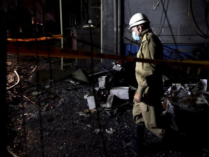 Delhi Mundka Fire Case Families of three victims performed last rites 16 bodies still to be identified Mundka Fire Case: तीन पीड़ितों के परिजनों ने किया अंतिम संस्कार, 16 शवों की शिनाख्त होनी अब भी बाकी