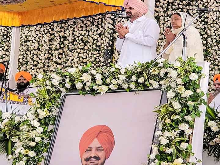 मूसेवाला के पिता बलकौर सिंह ने कहा कि उनके बेटे ने कभी किसी के साथ कुछ गलत नहीं किया. उन्होंने इस मामले के दोषियों के खिलाफ की जाने वाली कार्रवाई का जिक्र करते हुए कहा कि उनका मानना है कि सरकार को कुछ समय देना चाहिए क्योंकि इसमें ‘‘समय लगता है.’’ उन्होंने ने कहा, ‘‘जब तक हमें न्याय नहीं मिलेगा, हम (परिवार) चैन से नहीं बैठेंगे.’’ उन्होंने मूसेवाला के बचपन और बाद के जीवन के किस्सों को भी साझा किया और उन्हें ‘‘एक सहज युवक’’ बताया.