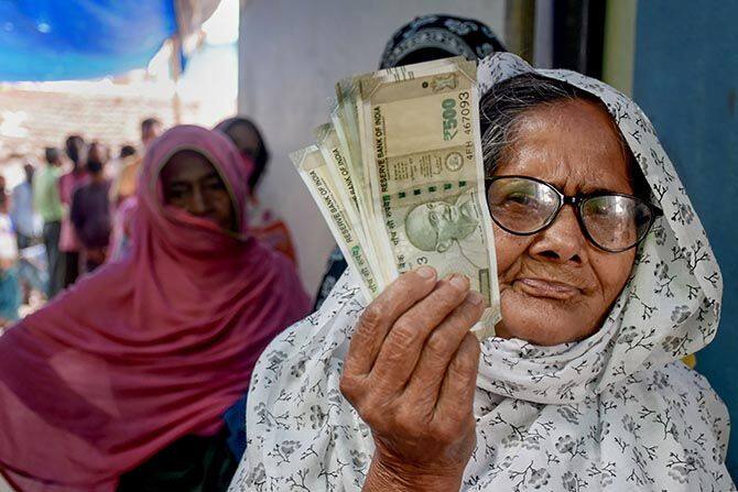 इस स्कीम में नागरिकों को हर महीने प्रीमियम की राशि देनी होती है. अगर आवेदक की उम्र 18 साल है तो उसे हर महीने 210 रुपये का प्रीमियम देना होगा. इसके अलावा हर महीने 1000 रुपये पेंशन पाने के लिए 18 साल की उम्र में सिर्फ 42 रुपये देने होंगे.