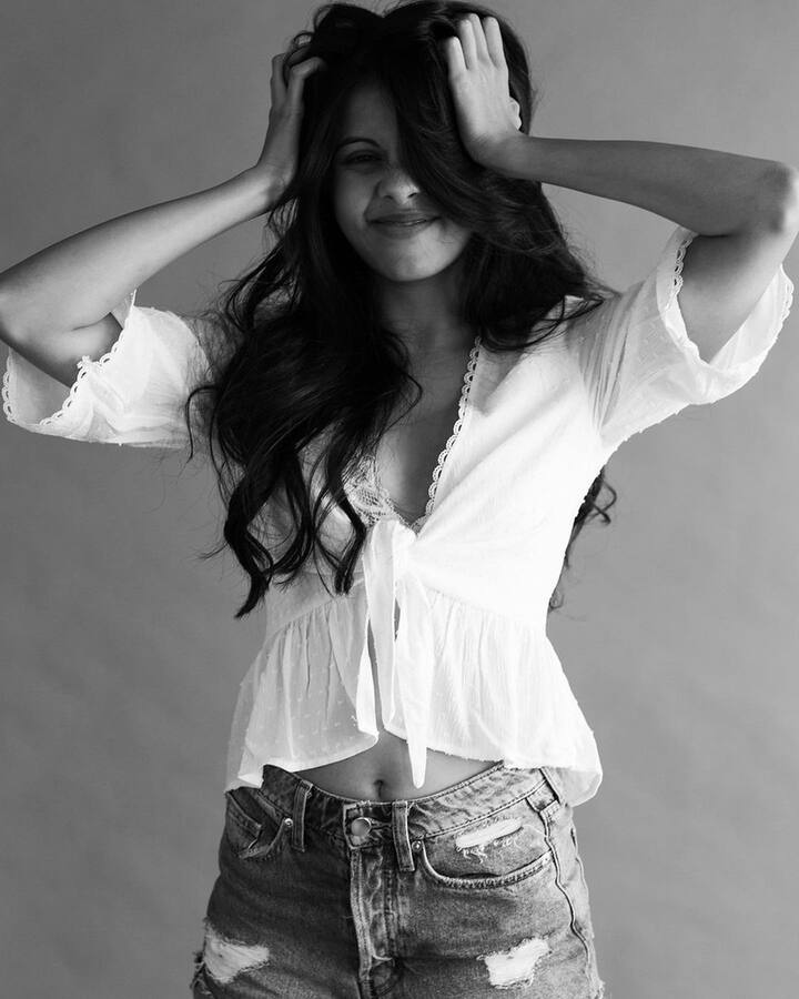 स्टाइल के मामले में दिशानी आपको चौंका सकती हैं. सोशल मीडिया पर लोग उन्हें पसंद कर रहे हैं. वह फैंस के साथ लगातार जुड़ी रहती हैं.