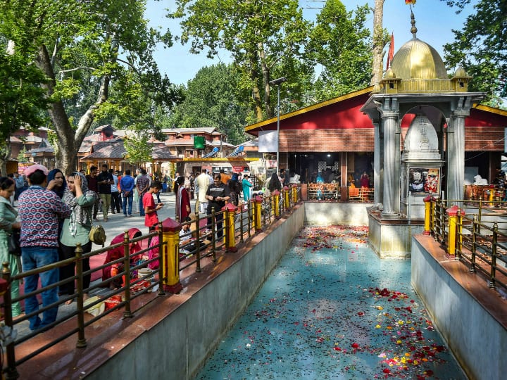 Jammu Kashmir Kheer Bhawani Mela 250 Kashmiri pandits Leave For Annual Kheer Bhawani Temple Mela Kheer Bhawani Mela: घाटी में दहशत के बीच खीर भवानी में मेला, कश्मीर के गांदरबल में बड़ी संख्या में पहुंचे श्रद्धालु