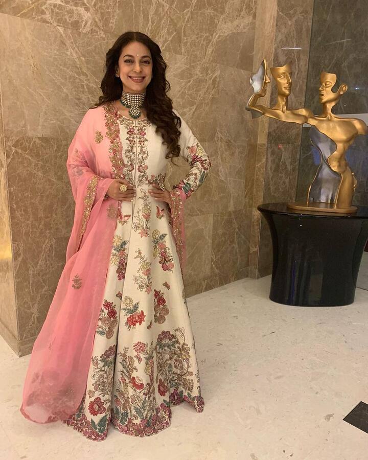 सोशल मीडियावर व्हिडीओ शेअर करुन जुहीनं फरहान अख्तर आणि रितेश सिधवानी यांचे आभार मानले. तिनं पोस्टमध्ये लिहिलं, 'या खास पद्धतीनं केलेल्या स्वागताबद्दल मी तुमचे आभार मानते. रितेश आणि फरहान धन्यनवाद. लवकरच भेटूयात एक्सेल मूव्हिजमध्ये '(photo:iamjuhichawla/ig)