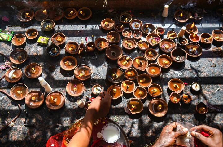 कश्मीरी पंडितों और गैर-स्थानीय लोगों की हाल ही में आतंकवादियों द्वारा की गई हत्याओं के बावजूद, जम्मू-कश्मीर के गांदरबल जिले के तुलमुल गांव में बुधवार को बड़ी संख्या में कश्मीरी पंडित यहां पहुंचे. आपसी भाईचारे का मिसाल पेश करते हुए स्थानीय मुसलमान बड़ी संख्या में अपने पंडित भाइयों के स्वागत के लिए निकले. (फोटो- PTI)