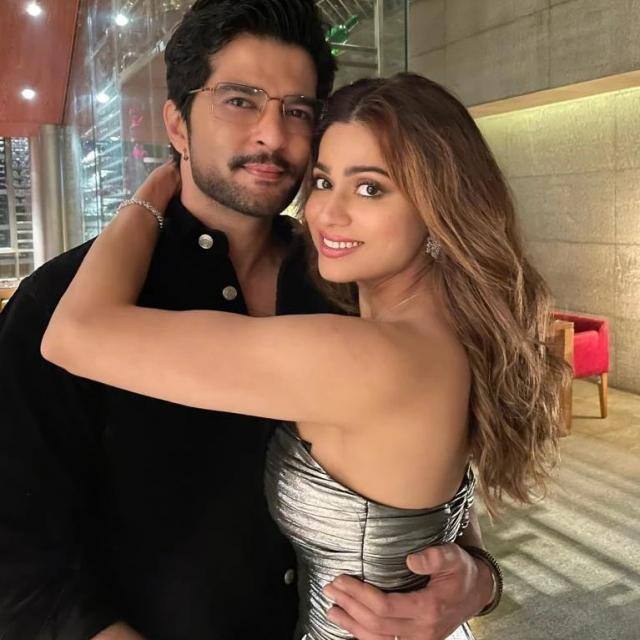एक्ट्रेस शमिता शेट्टी (Shamita Shetty) और एक्टर राकेश बापट (Raqesh Bapat) की मुलाकात ‘बिग बॉस ओटीटी’ (Bigg Boss OTT) पर हुई थी, जहां दोनों को एक-दूसरे से प्यार हो गया था.