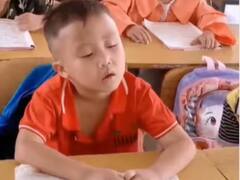 Watch: क्लास में मस्त नींद लेते इस क्यूट बच्चे का वीडियो वायरल, आपने देखा क्या?