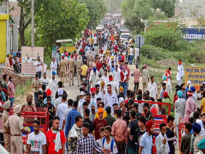 समारोह में मौजूद पंजाब कांग्रेस अध्यक्ष अमरिंदर सिंह राजा वडिंग ने कहा कि मूसेवाला उनके छोटे भाई की तरह थे. वडिंग ने एक ट्वीट में कहा, ‘‘अलविदा मेरे भाई शुभदीप सिंह सिद्धू मूसेवाला! दुनिया के लिए वह एक महान गायक थे, मेरे लिए वह एक छोटे भाई की तरह थे. हमेशा मेरे विचारों और यादों में रहोगे. उनके माता-पिता के लिए, मैं हमेशा उपस्थित रहूंगा.”
