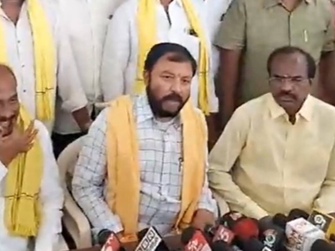 Chintamaneni : దెందులూరులో టెన్షన్ టెన్షన్ - చింతమనేని హౌస్ అరెస్ట్ ! అసలేమయిందంటే ? Tensions were high in Dendulur. The clash erupted with the arrest of TDP activists in a case of social media posts. Chintamaneni : దెందులూరులో టెన్షన్ టెన్షన్ - చింతమనేని హౌస్ అరెస్ట్ ! అసలేమయిందంటే ?