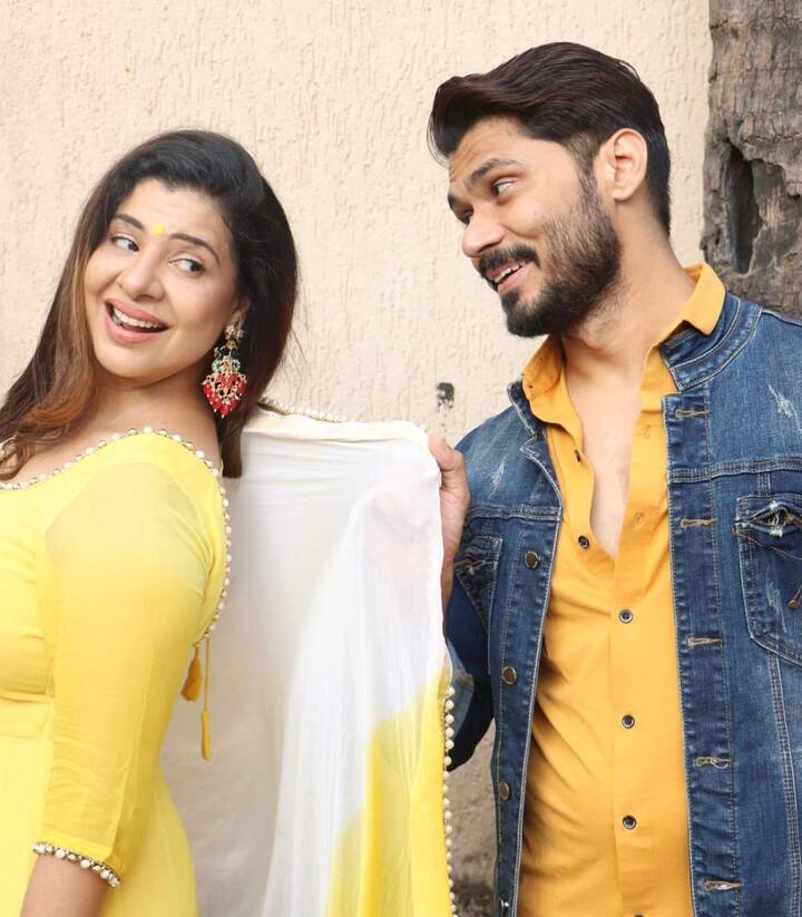 एक तस्वीर में संभावना अपने पति अविनाश दुबे के साथ पोज देते भी दिख रही हैं. फैन्स को दोनों की केमिस्ट्री काफी पसंद आ रही हैं.