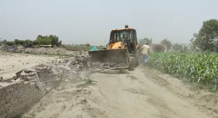 यह जानकारी मिलने के बाद प्राधिकरण ने हफ्ते भर में इनके खिलाफ कार्रवाई करेगा, उसी कड़ी में आज 15 फॉर्महाउस गिरा दिए गए.