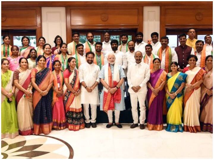 PM Modi meets BJP councilors of Greater Hyderabad Municipal Corporation ग्रेटर हैदराबाद नगर निगम के BJP पार्षदों से मिले PM Modi, सीएम चंद्रशेखर राव पर साधा निशाना