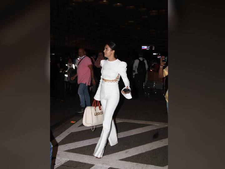 नुकतीच ही जोडी विमानतळावर स्पॉट झाली होती. यावेळी दोघांनीही पांढऱ्या रंगाचे आऊटफिट परिधान केले होते.