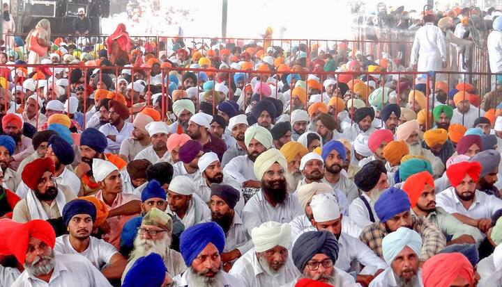 मालूम हो कि सिद्धू मूसेवाला के निधन के बाद से मनोरंजन जगत को बड़ा झटका लगा है. दिवंगत गायक सिद्धू के जाने के इतने दिनों बाद भी सोशल मीडिया पर मौजूद तमाम फैन्स अब भी अपना दुख जाहिर कर रहे हैं.