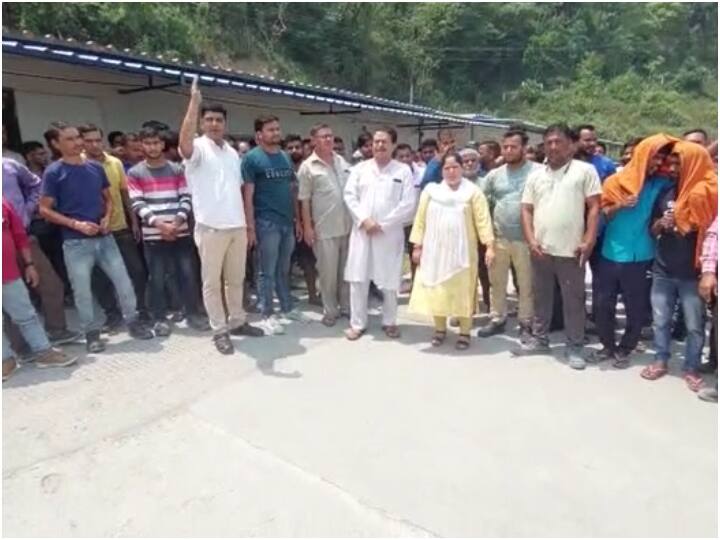 Rishikesh a worker killed while explosion in an under construction rail tunnel ann Rishikesh: रेल टनल में विस्फोट से कर्मचारी की मौत, एक करोड़ मुआवजा देने तक प्रदर्शन जारी रखने की चेतावनी