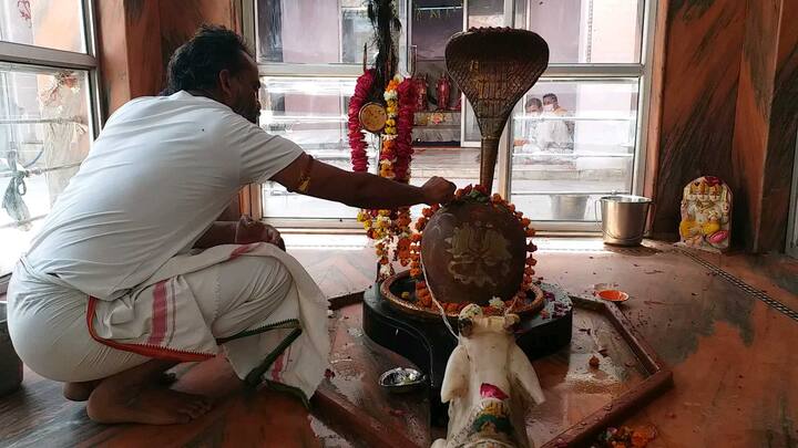 बता दें कि इस मंदिर में लोगों की गहरी आस्था जुड़ी हुई है. यही वजह है कि मंदिर में हर दिन भारी संख्या में भक्त दर्शन के लिए आते हैं. कहा ये भी जाता है कि अगर कुंवारे लड़के-लड़किंयां यहां दर्शन के लिए आते हैं तो उनकी शादी में आ वाली अड़चने दूर हो जाती है.