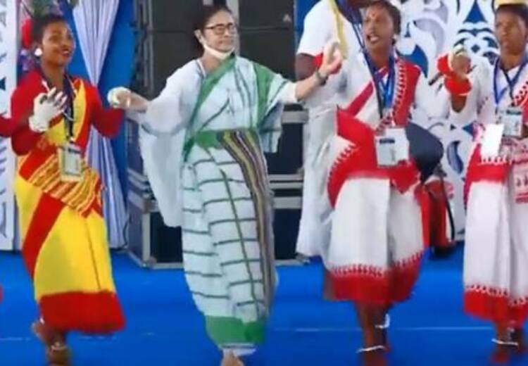 West Bengal CM Mamata Banerjee dances with tribals in an event video goes viral பழங்குடியினருடன் சேர்ந்து நடனம் ஆடிய மம்தா பானர்ஜி.. இணையத்தில் வைரலாகும் வீடியோ!