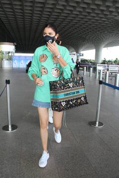 Virat Kohli-Anushka Sharma Pics: पति विराट कोहली के साथ एयरपोर्ट पर स्पॉट हुईं अनुष्का शर्मा, क्यूट कपल ने जीत लिया फैंस का दिल