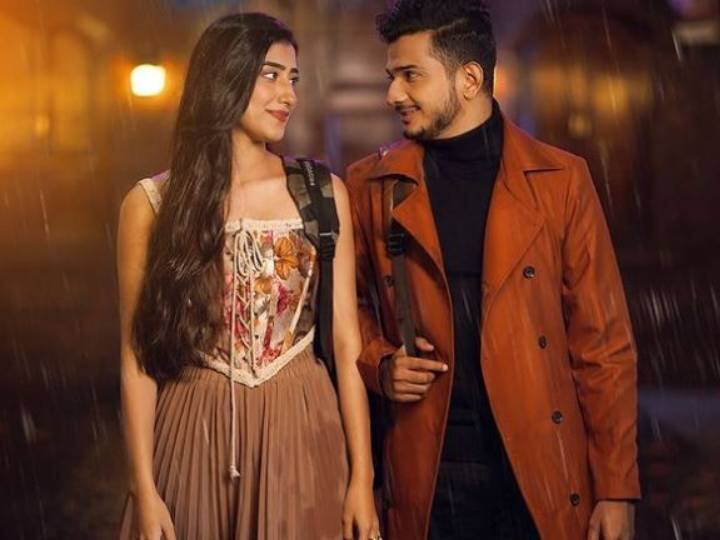 गर्लफ्रेंड के साथ ‘हल्की सी बरसात’ गाने पर रोमांस करते दिखे Munawar Faruqui, नाजिला संग पहला गाना रिलीज़