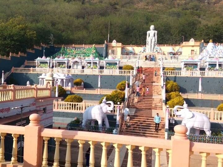 बाहुबली (कुंभोज) हे जैन धर्मीयांचे कोल्हापूर जिल्ह्यातील तीर्थक्षेत्र आहे. कोल्हापूर जिल्ह्यातील हातकणंगले या तालुक्याच्या उत्तरेस 7 किमी अंतरावर हे स्थान वसले आहे. बाहुबलीचा इतिहास अतिशय प्राचीन आहे. आठव्या शतकात लिहिल्या गेलेल्या आळत्याच्या शिलालेखात आसपासच्या डोंगराचे वर्णन आहे.