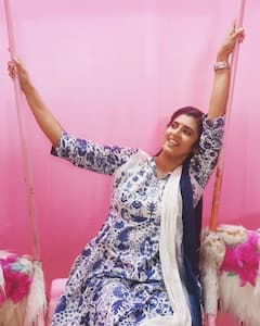 Intinti Gruhalakshmi Kasthuri Photos: ఊయలలో గృహలక్ష్మి, మరీ చిన్నపిల్లైపోతోందిగా!