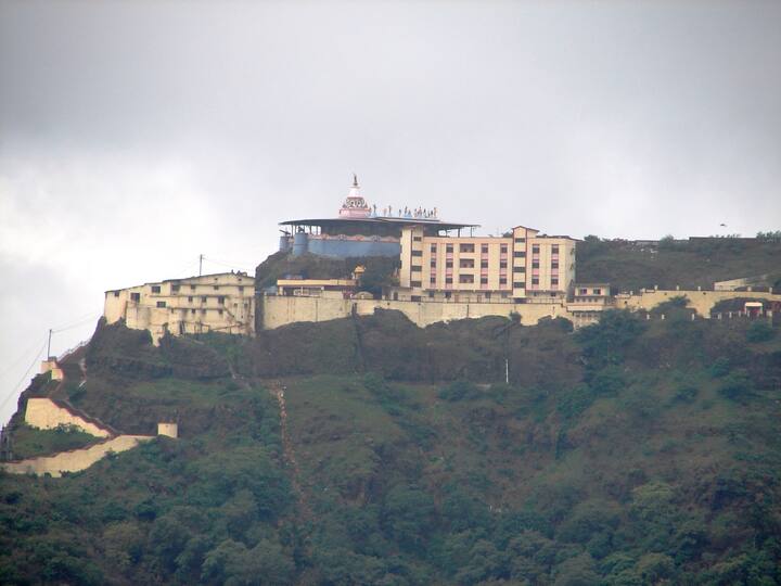 गगनगिरी मठ - गगनबावडा हे महाराष्ट्रातील कोल्हापूर जिल्ह्यातील गगनबावडा तालुक्याचे मुख्य गाव आहे. हिरवेकंच डोंगर, पश्चिमेकडून येणारा गार वारा आणि निखळ शांतता लाभलेला हा परिसर रमणीय आहे. घाटाच्या तोंडाशी आहे गगनगड किल्ला आणि त्यावर असलेला गगनगिरी महाराजांचा मठ. तिथपर्यंत उत्तम गाडीरस्ता आहे.