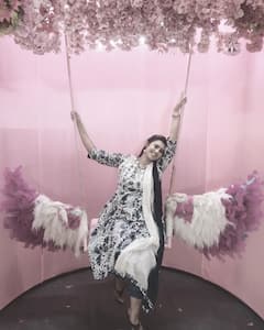 Intinti Gruhalakshmi Kasthuri Photos: ఊయలలో గృహలక్ష్మి, మరీ చిన్నపిల్లైపోతోందిగా!