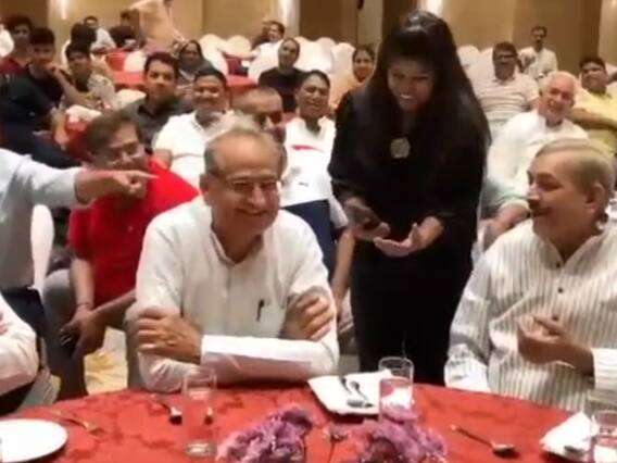 Rajya Sabha election 2022: Udaipur में बाड़ेबंदी में बंद विधायकों ने CM गहलोत संग देखी जादूगरी, जादूगर आंचल ने दिखाया मैजिक शो Rajya Sabha election 2022: Udaipur में बाड़ेबंदी में बंद विधायकों ने CM गहलोत संग देखी जादूगरी, जादूगर आंचल ने दिखाया मैजिक शो