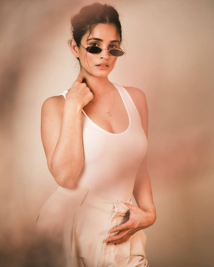 ये हम नहीं, बल्कि उनके इंस्टाग्राम हैंडल पर मौजूद उनकी ग्लैमरस फोटोज कहती हैं.