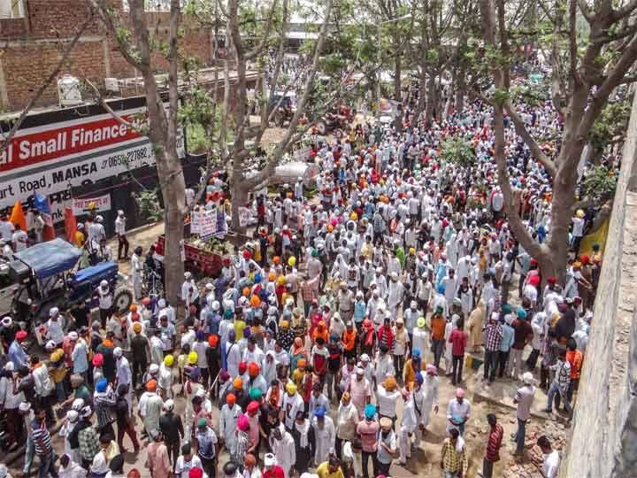 मानसा (पंजाब): सिद्धू मूसेवाला (Sidhu Moose Wala) के अंतिम अरदास में भाग लेने के लिए बुधवार को बड़ी संख्या में लोग यहां अनाज मंडी में एकत्र हुए. ये लोग पंजाब, हरियाणा और अन्य जगहों से आए थे. सिद्धू मूसेवाला के पिता बलकौर सिंह ने लोगों को संबोधित करते हुए कहा कि उन्हें अभी भी समझ नहीं आ रहा कि उनके बेटे की क्या गलती थी जिसके कारण उसकी हत्या की गई. बलकौर सिंह ने कहा, ‘‘जब तक हमें न्याय नहीं मिलेगा, हम (परिवार) चैन से नहीं बैठेंगे.’’ सिद्धू मूसेवाला की 29 मई को मानसा जिले में अज्ञात हमलावरों ने गोली मारकर हत्या कर दी थी.