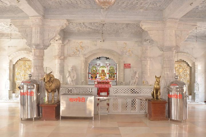 बाळूमामा मंदिर आदमापूर - महाराष्ट्र, कर्नाटक, गोवा, कोकणसह राज्यातील लाखो भाविकांचे श्रद्धास्थान असलेल्या क्षेत्र आदमापूर भुदरगड तालुक्यात आहे. श्री क्षेत्र आदमापूर हे  बाळूमामांचे समाधीस्थान आहे.