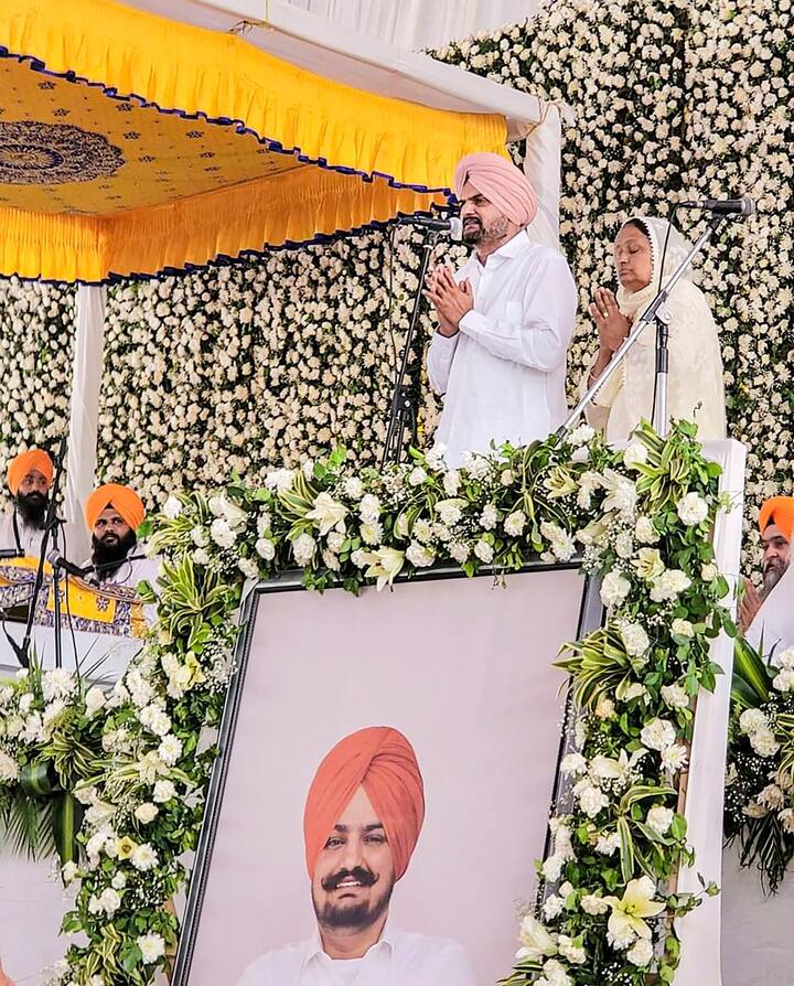 मालूम हो कि सिद्धू मूसेवाला के निधन के बाद से मनोरंजन जगत को बड़ा झटका लगा है. दिवंगत गायक सिद्धू के जाने के इतने दिनों बाद भी सोशल मीडिया पर मौजूद तमाम फैन्स अब भी अपना दुख जाहिर कर रहे हैं.