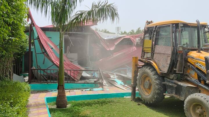 बता दें कि नोएडा प्राधिकरण ने इससे पिछले हफ्ते भी 62 फॉर्महाउस को गिराया था, ये वो फॉर्महाउस थे वो अवैध क्षेत्र में बनाए गए थे, जिसके बाद प्राधिकरण ने नोएडा सेक्टर 150 और सेक्टर-151 के तिलवाड़ा और गुलावली गांवों के आसपास बने 62 फार्म हाउस गिरा दिए थे.