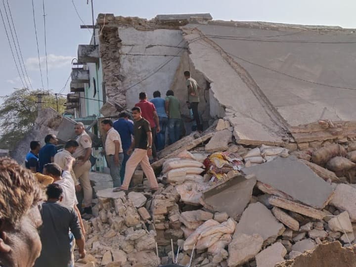 Udaipur roof of the shop in agriculture produce market fell suddenly 7 people buried in the rubble ANN Udaipur Accident News: उदयपुर संभाग की सबसे बड़ी अनाज मंडी में हादसा, दुकान की छत गिरने से सात लोग दबे