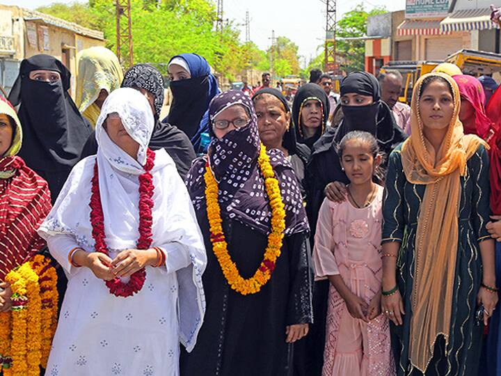 Beawar people left for Mecca Medina Hajj pilgrimage started after two years ANN Hajj Yatra 2022: दो साल बाद हज के मुकद्दस सफर पर रवाना हुए जायरीन, कौम ने ऐसे दी विदाई