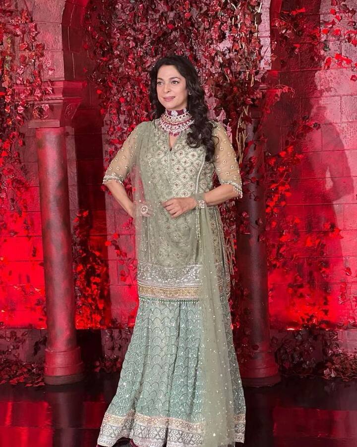 बॉलिवूडमधील प्रसिद्ध अभिनेत्री जुही चावलाचा (Juhi Chawla) चाहता वर्ग मोठा आहे. जुहीच्या चित्रपटांना प्रेक्षकांची पसंती मिळते. काही दिवसांपूर्वी तिचा शर्माजी नमकीन हा चित्रपट ओटीटीवर प्रदर्शित झाला होता. (photo:iamjuhichawla/ig)